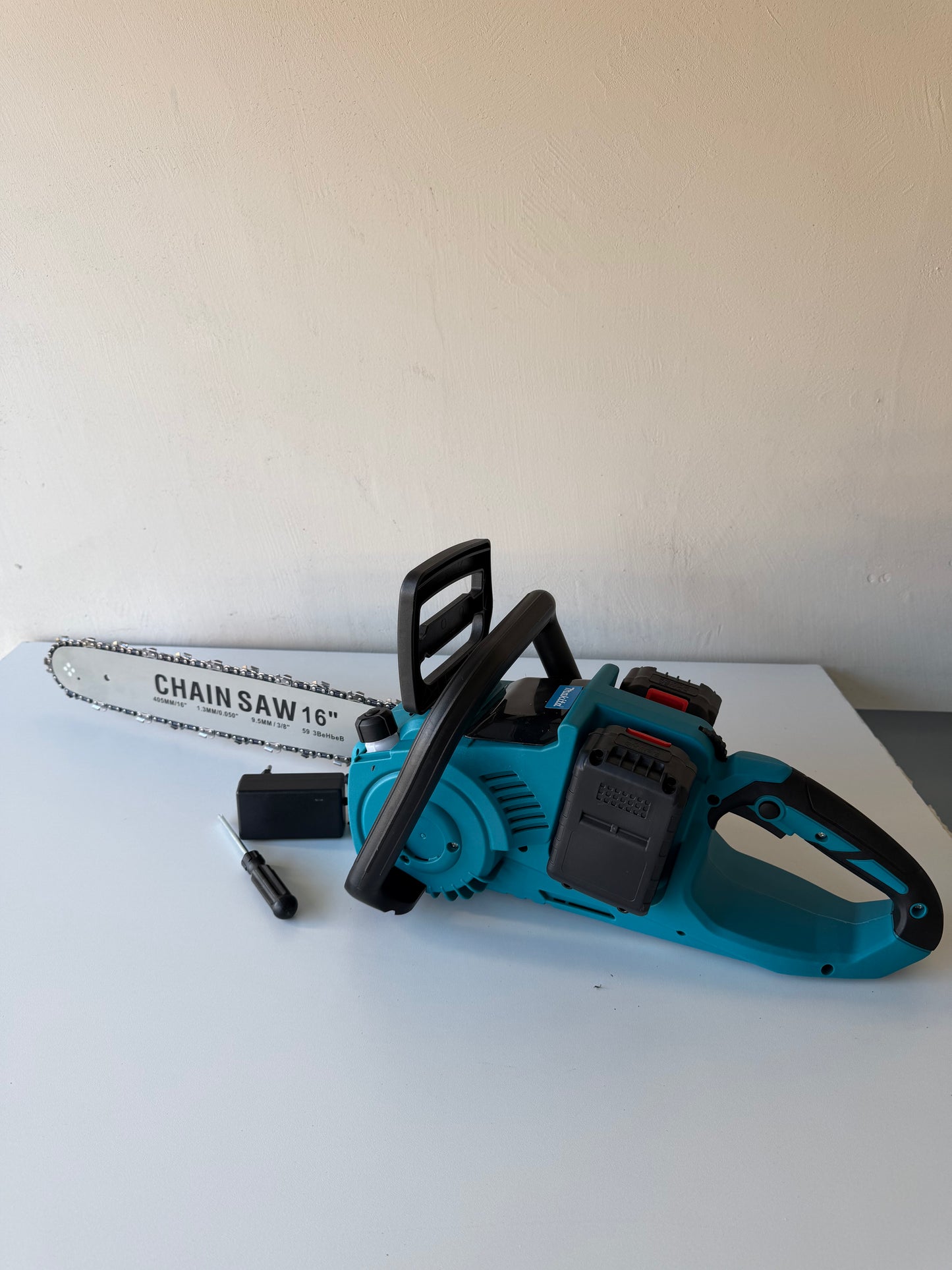 Makita aku pila 30 cm – 128V, 2 baterije, novi model (bežična motorna pila)
