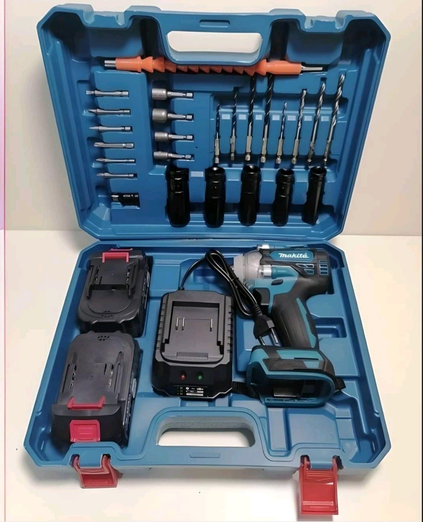 MAKITA UDARNI ODVIJAC SA DODATNIM NASTAVCIMA